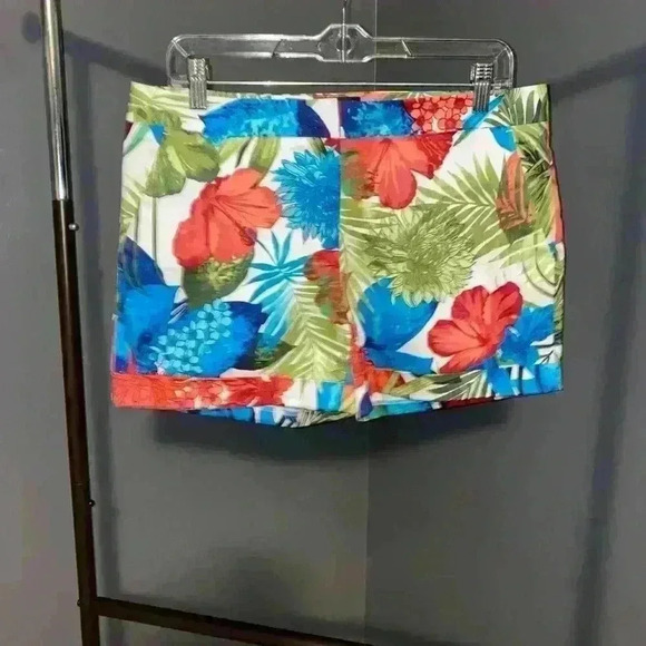 NWOT Attention brand women’s chino shorts size 6 floral flat front 4”‎ inseam - Picture 2 of 11